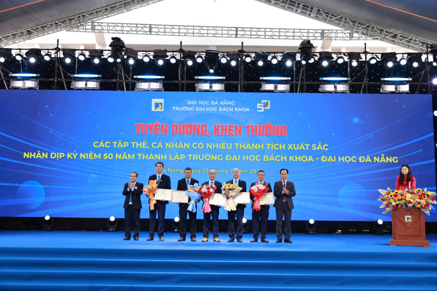 Thứ trưởng Hoàng Minh Sơn (bìa phải) trao Bằng khen của Bộ trưởng Bộ GD&ĐT dành cho các tập thể xuất sắc của Trường Đại học Bách khoa, Đại học Đà Nẵng. truong-dh-bach-khoa-da-nang-50-nam.jpg