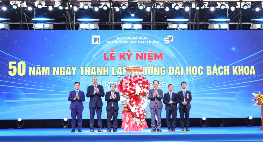 Thứ trưởng Hoàng Minh Sơn thay mặt lãnh đạo Bộ GD&ĐT tặng hoa chúc mừng Trường Đại học Bách khoa, Đại học Đà Nẵng. 