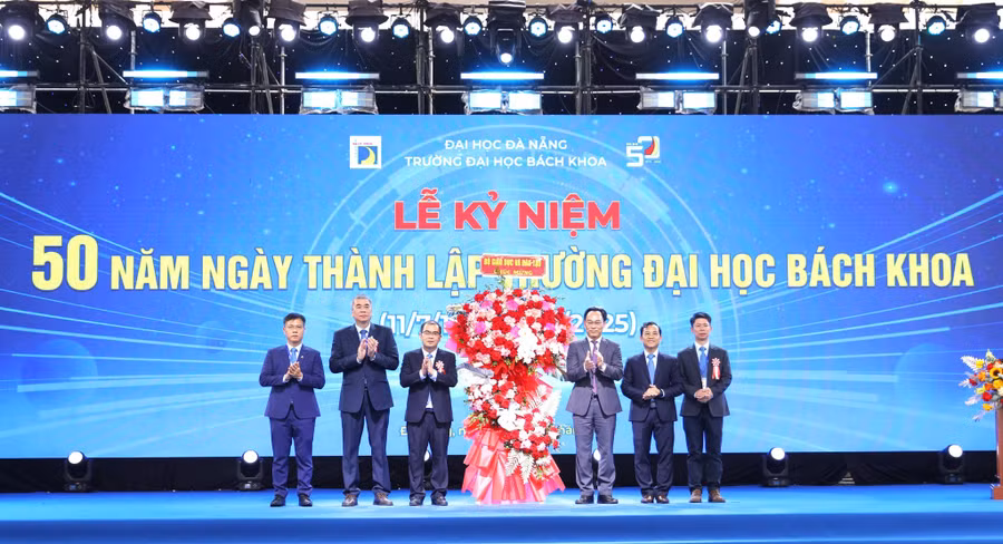 Thứ trưởng Hoàng Minh Sơn thay mặt lãnh đạo Bộ GD&ĐT tặng hoa chúc mừng Trường Đại học Bách khoa, Đại học Đà Nẵng. 