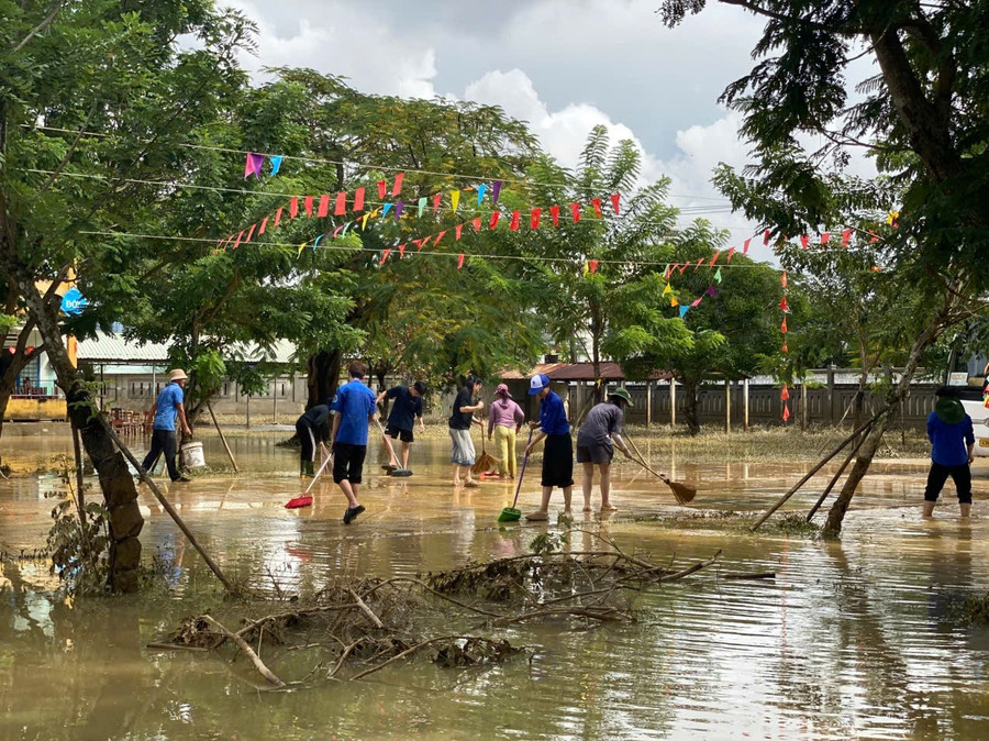 Sân trường Tiểu học Phan Bội Châu (xã Điện Bàn Tây, TP Đà Nẵng) đầy bùn đất và rác sau nhiều ngày ngập trong nước lũ.