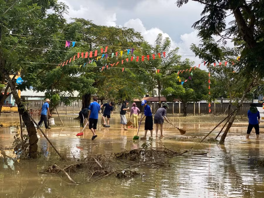 Sân trường Tiểu học Phan Bội Châu (xã Điện Bàn Tây, TP Đà Nẵng) đầy bùn đất và rác sau nhiều ngày ngập trong nước lũ.