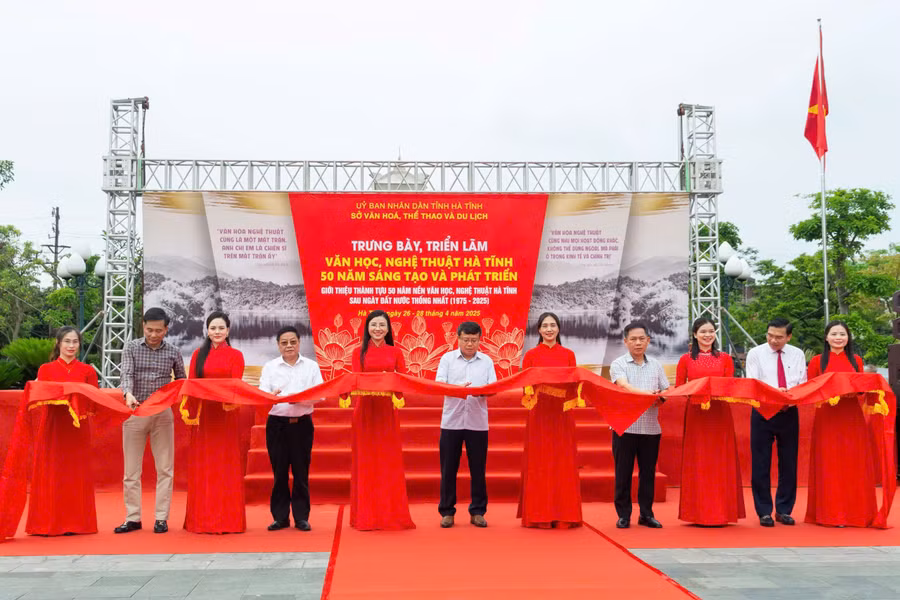 Lễ cắt băng khai mạc triển lãm. 