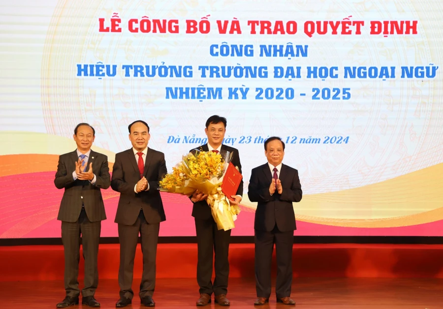 Lãnh đạo Đại học Đà Nẵng trao Quyết định bổ nhiệm Hiệu trưởng Trường Đại học Ngoại ngữ, Đại học Đà Nẵng cho PGS.TS Nguyễn Văn Long. 