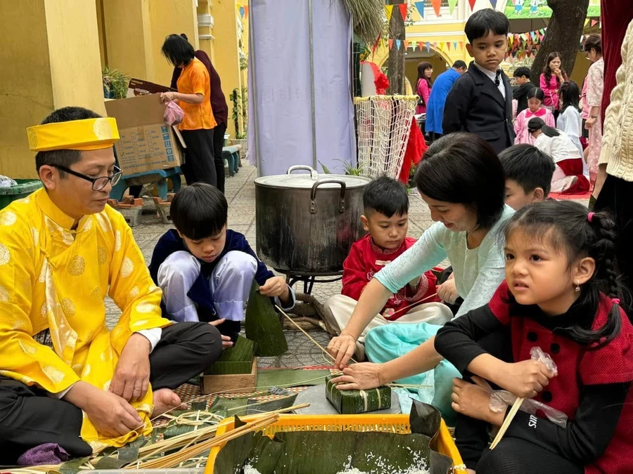 Học sinh cùng phụ huynh Trường Tiểu học Phù Đổng tham gia chương trình “Ngày hội Vui Tết quê em”.