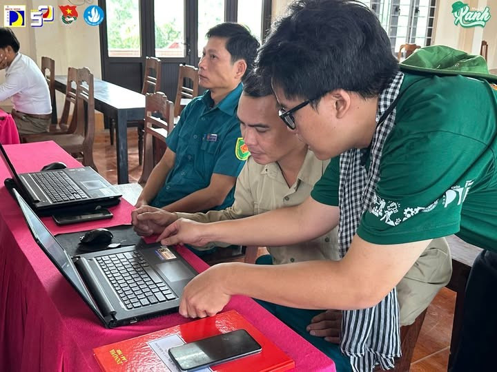 Lớp tập huấn chuyển đổi số cho cán bộ, công chức, viên chức của xã Lìa do sinh viên tình nguyện đảm nhận. pho-cap-cong-nghe.jpg