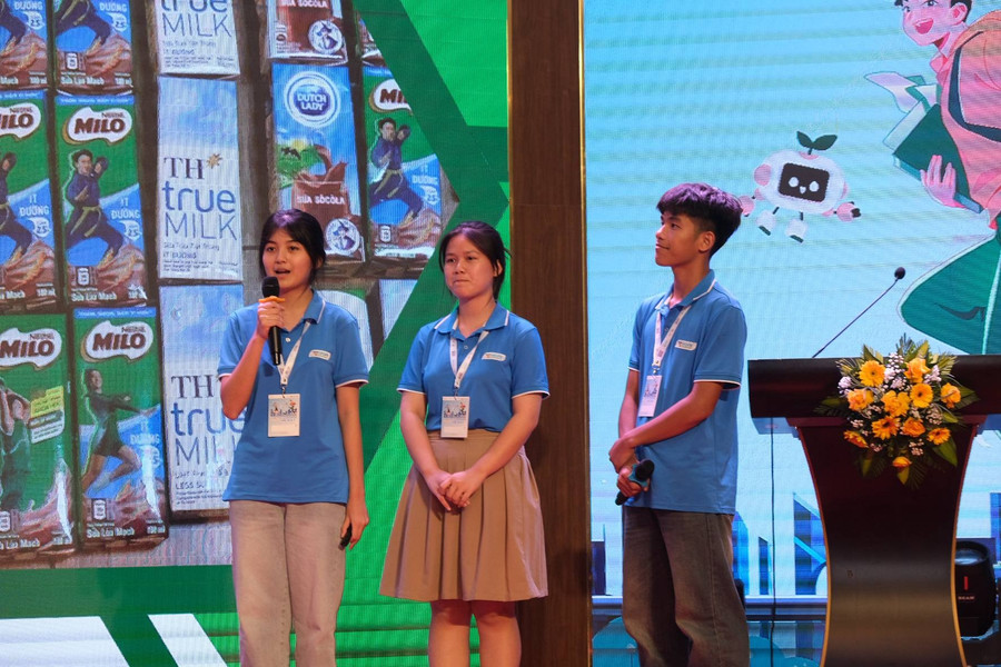 Nhóm học sinh trình bày ý tưởng và giới thiệu mô hình tái chế tại Hội thảo. thanh-pho-lanh-manh-cho-thanh-thieu-nien.jpg