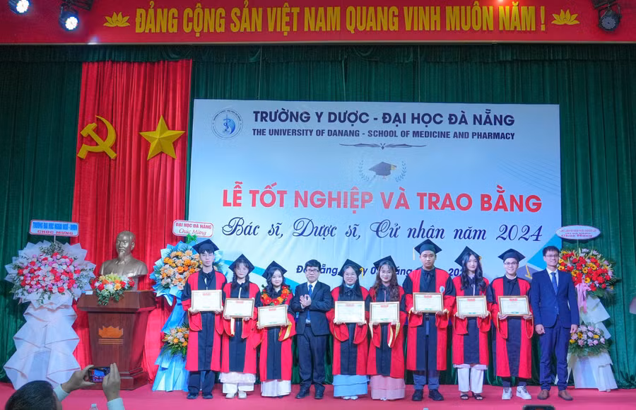 Trường Y Dược, Đại học Đà Nẵng tuyên dương sinh viên xuất sắc trong lễ trao bằng tốt nghiệp. 