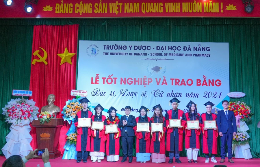 Trường Y Dược, Đại học Đà Nẵng tuyên dương sinh viên xuất sắc trong lễ trao bằng tốt nghiệp. 