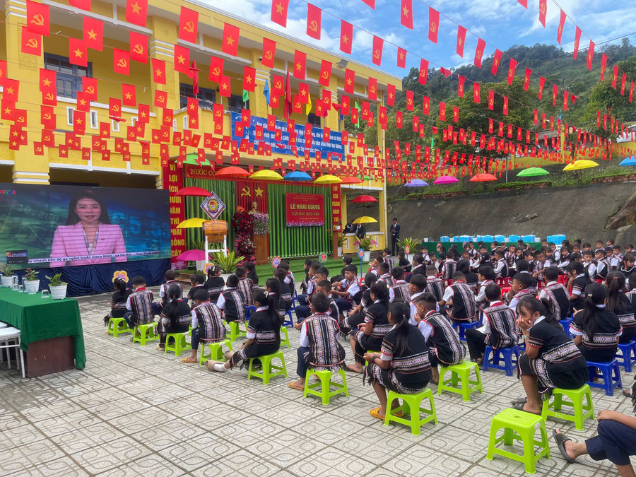 Học sinh Trường Phổ thông dân tộc bán trú Tiểu học Ngọc Linh theo dõi lễ khai giảng trực tuyến. tra-linh.jpg