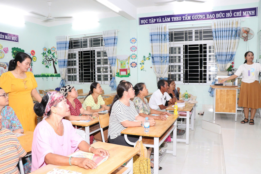 Học viên ở lớp xóa mù chữ.