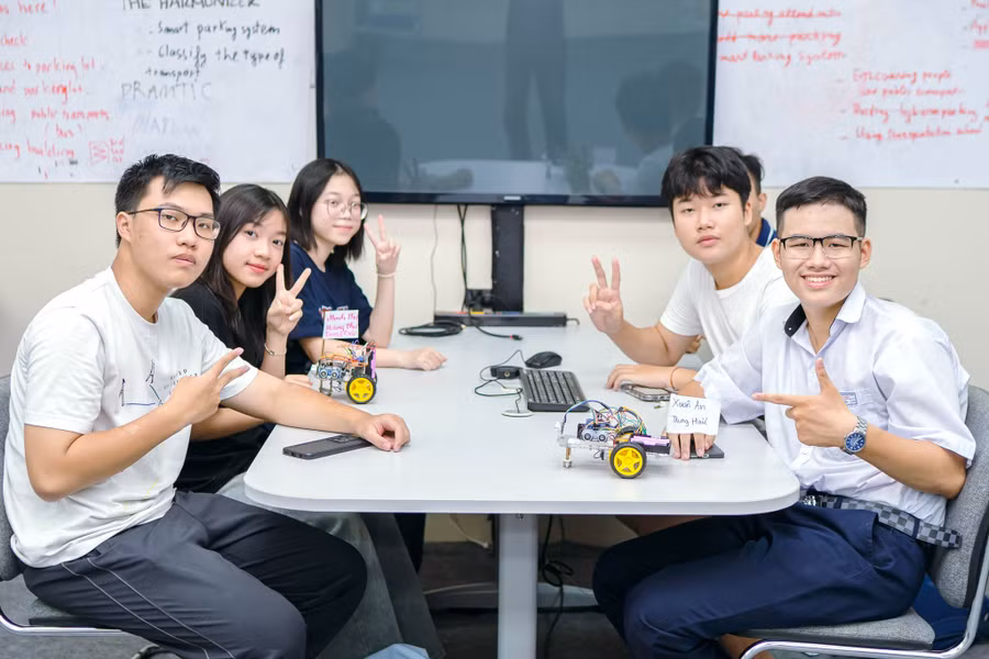 Học sinh các trường phổ thông ở Đà Nẵng tham gia khóa học Lập trình cho Mobile Robot tại Trường Đại học Bách khoa, Đại học Đà Nẵng.