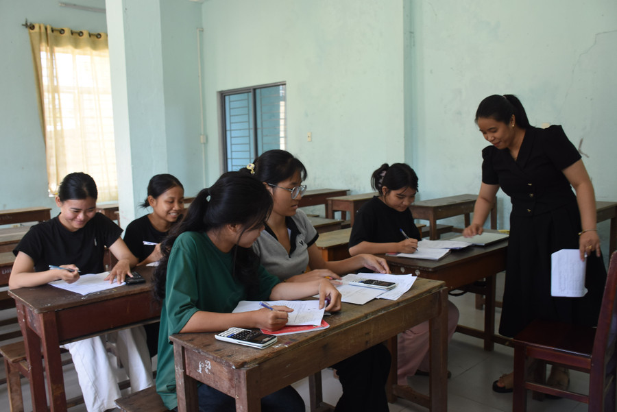Cô Phạm Thị Tiên hướng dẫn học sinh giải đề thi thử môn Toán trong tuần ôn tập tăng cường. dsc-0486.jpg