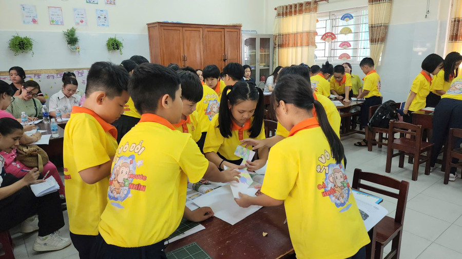 Học sinh lớp 4/1, Trường Trường Tiểu học Lê Lai (phường Hải Châu, TP Đà Nẵng) với trò chơi Lật mảnh ghép đoán địa danh trong giờ học Lịch sử - Địa lí. tieu-hoc-le-lai-da-nang.jpg