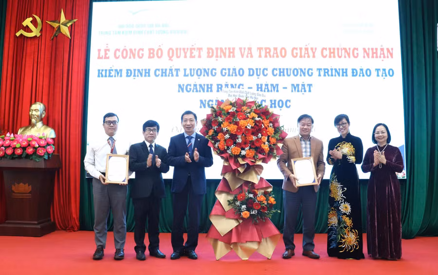 Trao giấy chứng nhận kiểm định chất lượng giáo dục cho 2 chương trình đào tạo của Trường Y Dược - Đại học Đà Nẵng.