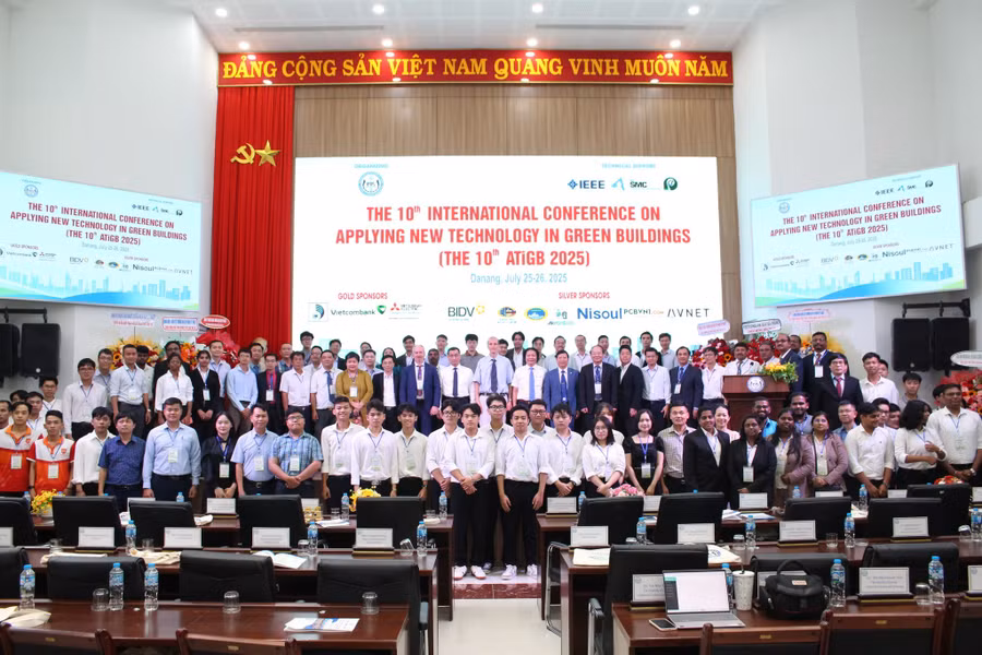 Các đại biểu tham dự Hội thảo quốc tế “Ứng dụng công nghệ mới trong công trình xanh” chụp ảnh lưu niệm.