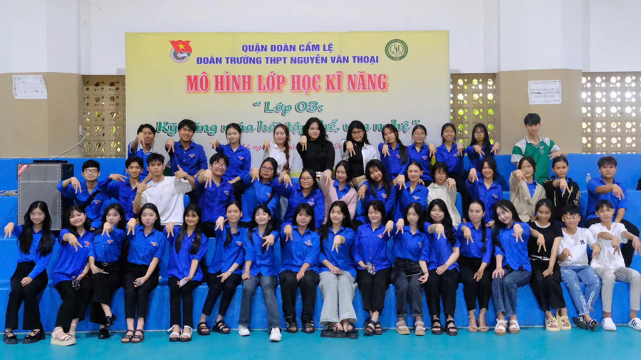 Đoàn viên, thanh niên Trường THPT Nguyễn Văn Thoại tham gia lớp kỹ năng múa, kể chuyện, biểu diễn văn nghệ do Đoàn trường tổ chức. lop-hoc-ky-nang-mua-truong-thpt-nguyen-van-thoai.jpg