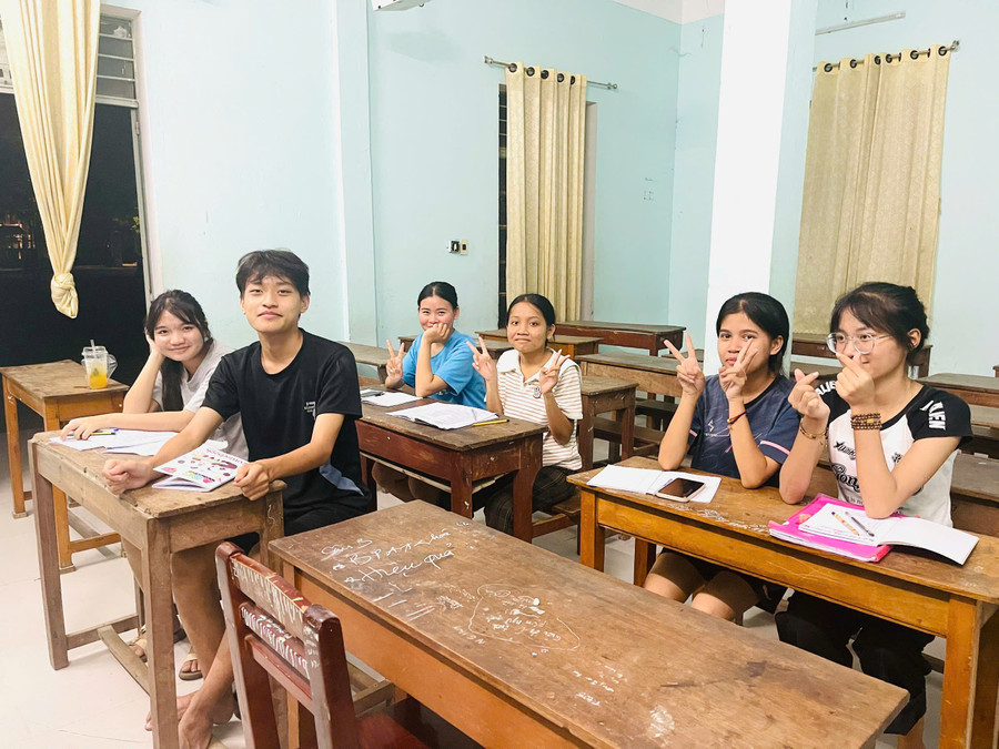 Với sự hỗ trợ, hướng dẫn ôn tập của thầy cô, nhóm 6 học sinh Cơ tu của Trường THPT Phạm Phú Thứ (Đà Nẵng) tự tin sẽ làm tốt bài thi tốt nghiệp hoc-sinh-co-tu-pham-phu-thu.jpg