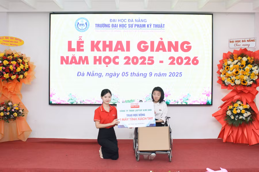 Nữ sinh Trường Đại học Sư phạm Kỹ thuật - Đại học Đà Nẵng được tặng máy tính hỗ trợ học tập trong ngày khai giảng.