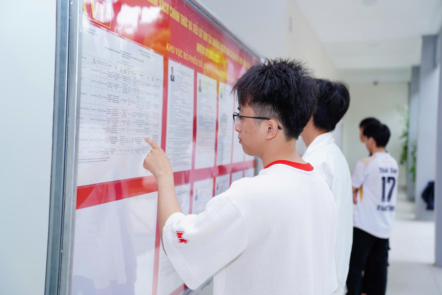 Sinh viên nội trú Trường Đại học Bách khoa - Đại học Đà Nẵng tìm hiểu về các ứng cử viên trước ngày bầu cử.