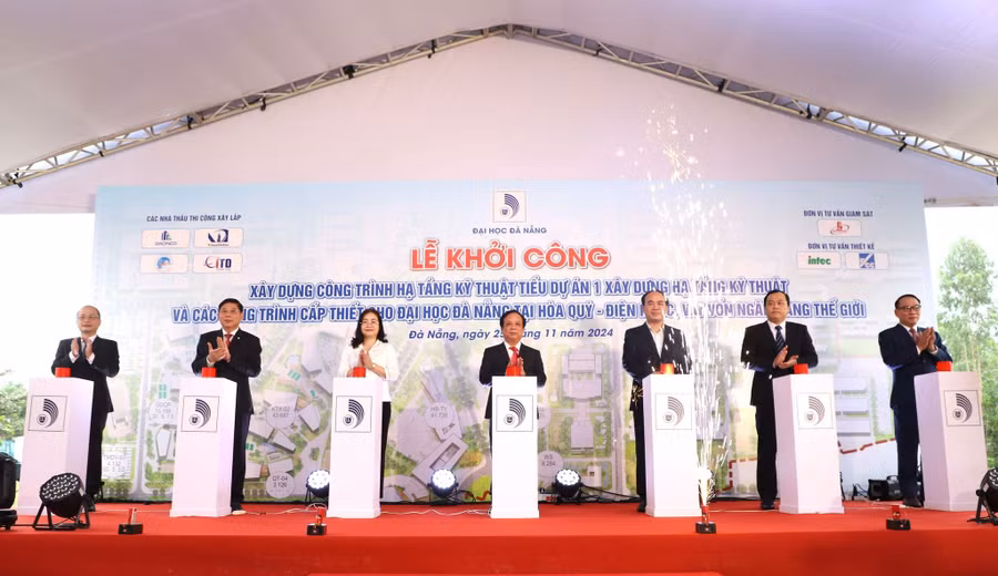 Đại học Đà Nẵng và các bên liên quan thực hiện nghi thức bấm nút khởi công. 