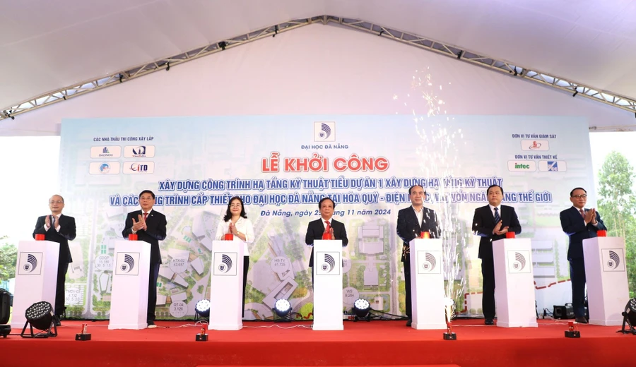 Đại học Đà Nẵng và các bên liên quan thực hiện nghi thức bấm nút khởi công. 