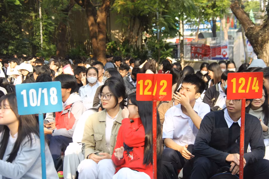 Học sinh Trường THPT Trần Phú với hoạt động giáo dục địa phương Tìm hiểu nghệ thuật Tuồng xứ Quảng do tổ Ngữ văn tổ chức. 