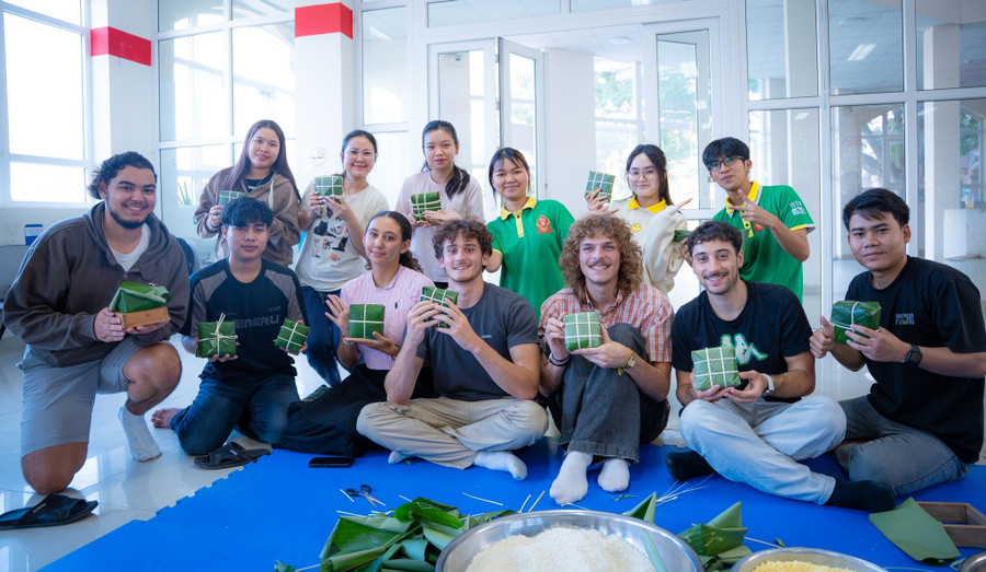 Sinh viên quốc tế Trường Đại học Kinh tế, Đại học Đà Nẵng trải nghiệm gói bánh chưng. 