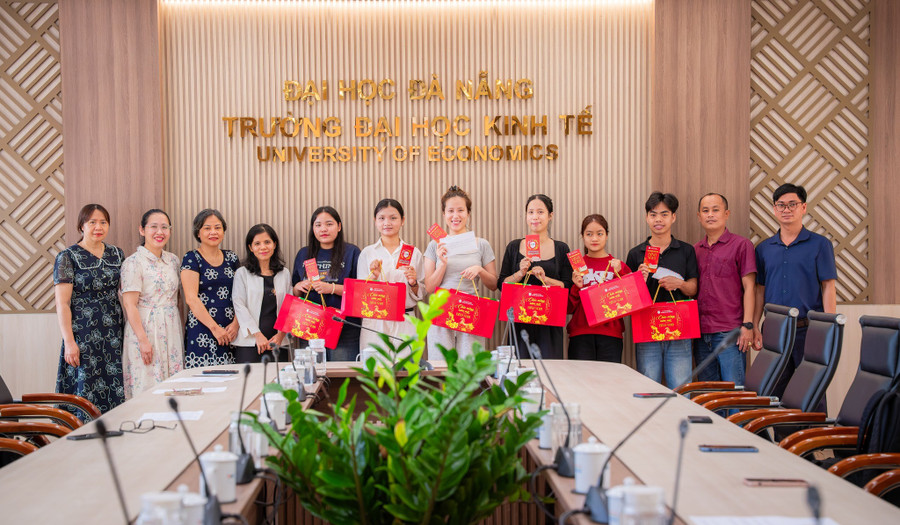 truong-dai-hoc-kinh-te-da-nang-trao-qua-tet-cho-sinh-vien.jpg