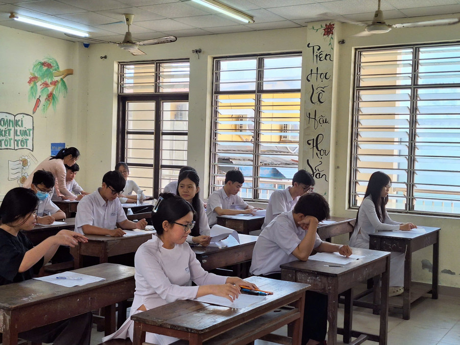 Ngoài đợt thi thử do Sở GD&ĐT Đà Nẵng tổ chức, các trường THTP cũng tổ chức thi thử đề rèn tâm lý và kỹ thuật làm bài cho học sinh. da-nang-on-tap-va-thi-thu-cho-hs-lop-12.jpg