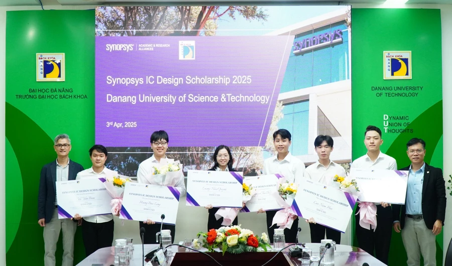 Trao học bổng Synopsys IC Design 2025 cho sinh viên Trường Đại học Bách khoa, Đại học Đà Nẵng. 