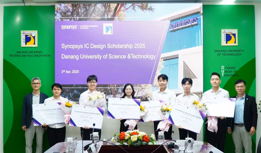 Trao học bổng Synopsys IC Design 2025 cho sinh viên Trường Đại học Bách khoa, Đại học Đà Nẵng. 