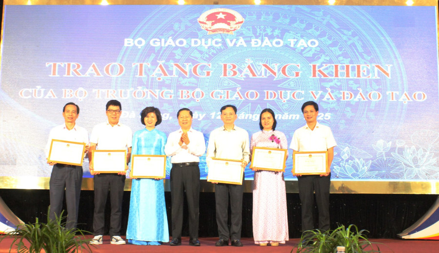 Bộ GD&ĐT khen thưởng các tập thể và cá nhân có thành tích xuất sắc trong thực hiện Chương trình mục tiêu quốc gia giai đoạn 2021 - 2025. 545282203-1508747880329161-6155772566195934767-n.jpg