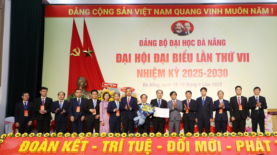 Ra mắt Ban chấp hành Đảng bộ Đại học Đà Nẵng nhiệm kỳ 2025-2030. 