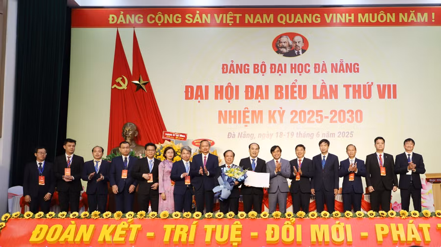 Ra mắt Ban chấp hành Đảng bộ Đại học Đà Nẵng nhiệm kỳ 2025-2030. 