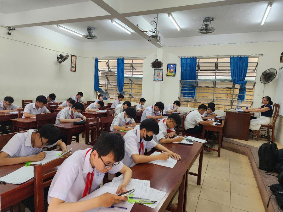 Học sinh Trường THCS Nguyễn Lương Bằng ôn tập tăng cường tại trường. 