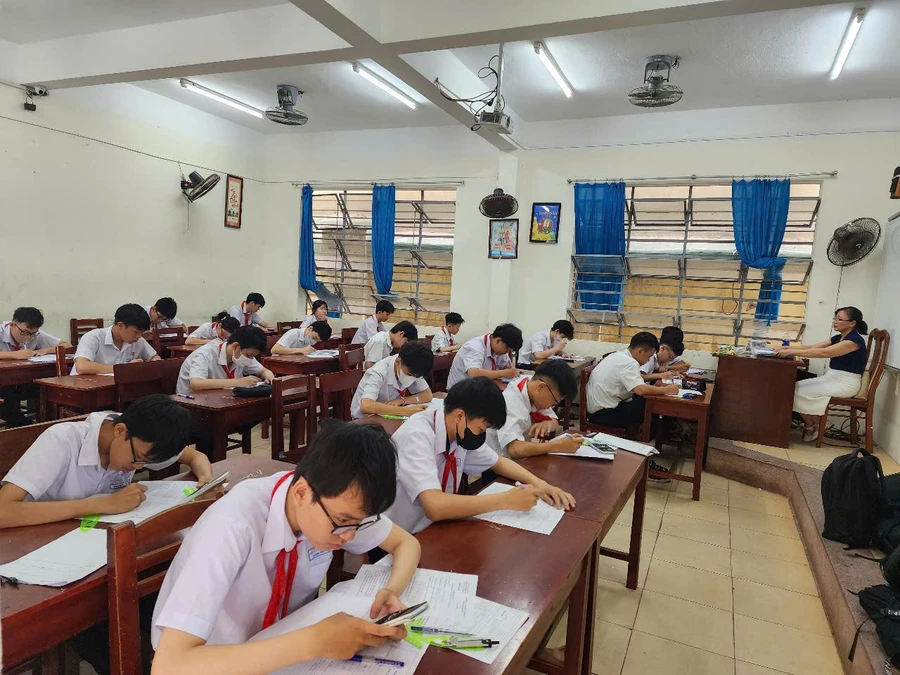 Học sinh Trường THCS Nguyễn Lương Bằng ôn tập tăng cường tại trường. 