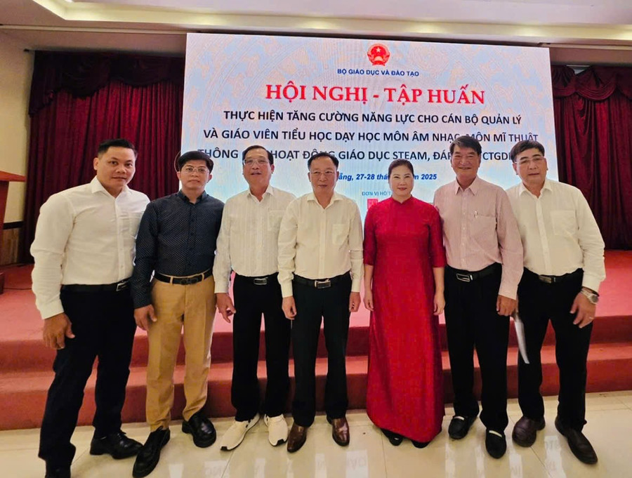 Đại diện Vụ Giáo dục Phổ thông, Bộ GD&ĐT cùng các chuyên viên và ban giảng huấn Việt Thương Music. viet-thuong-music-anh-3.jpg