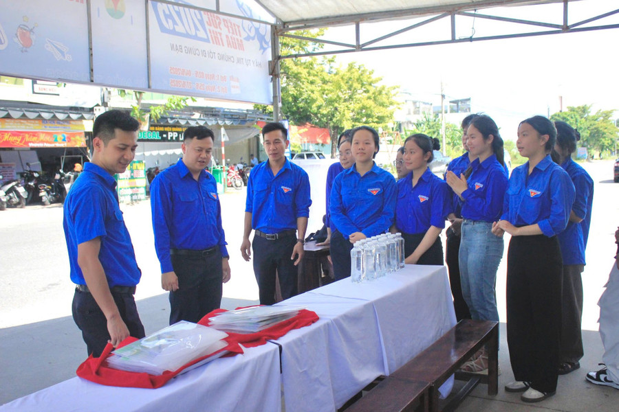 Đội tình nguyện viên Trường THPT Nguyễn Văn Thoại chuẩn bị cả túi đựng giấy tờ trong suốt để gửi tặng những thí sinh cần sử dụng. thpt-nguyen-van-thoai.jpg