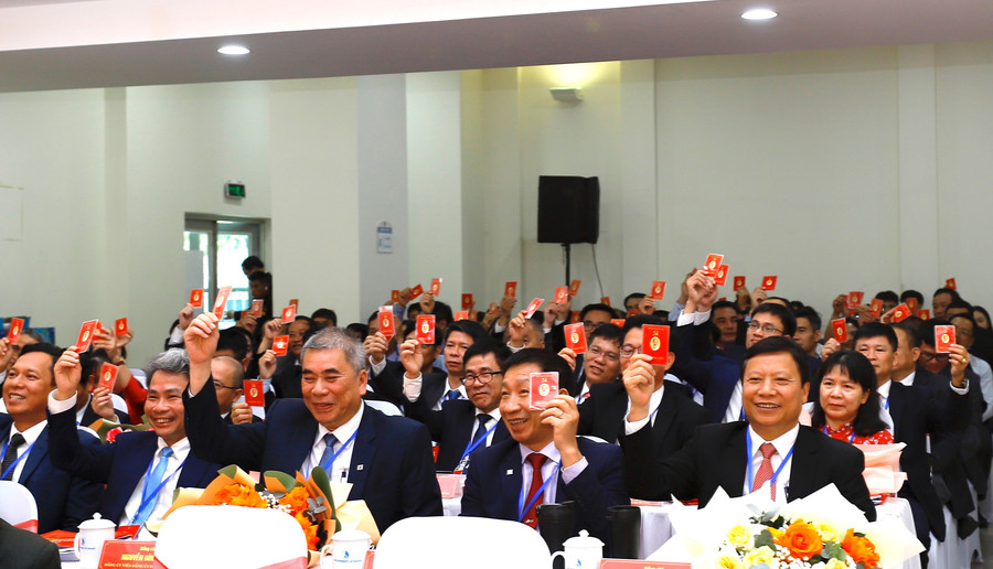 Các đại biểu biểu quyết thông qua Nghị quyết Đại hội. Ảnh: Thanh Nhã. dai-hoc-da-nang.jpg