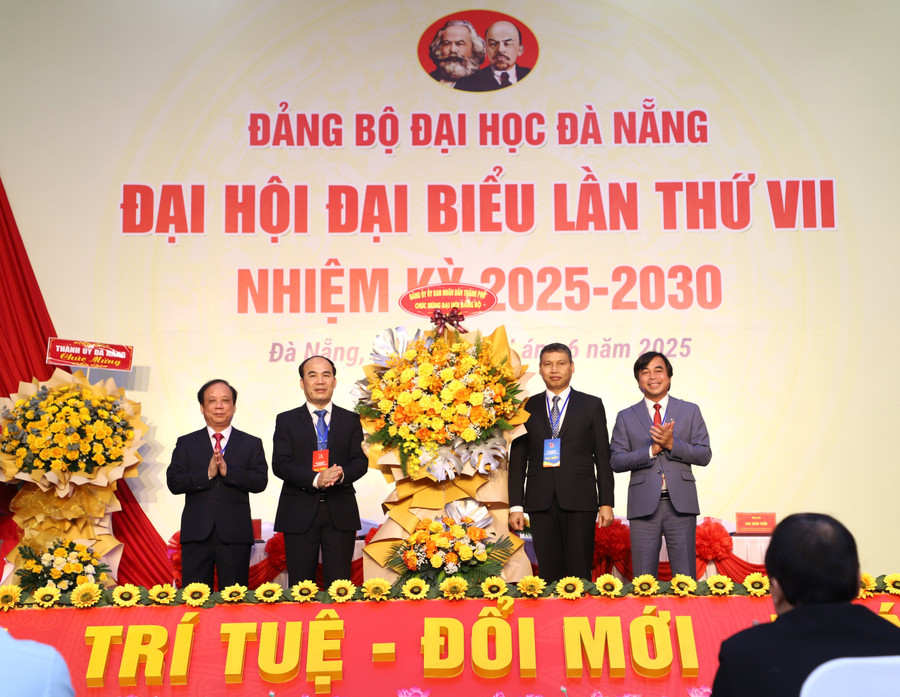 Lãnh đạo Đảng ủy UBND thành phố Đà Nẵng tặng hoa chúc mừng Đại hội. Ảnh: Thanh Nhã. tang-hoa-chuc-mung-dai-hoi-dai-hoc-da-nang.jpg
