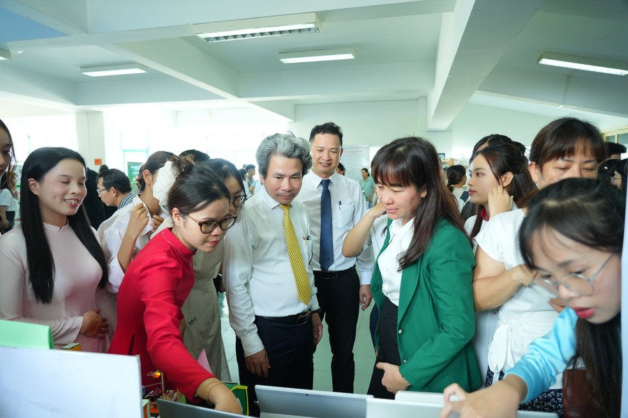 Sinh viên giới thiệu sản phẩm nghiên cứu khoa học, khởi nghiệp với đại biểu tại các gian hàng trưng bày. gian-hang-ngay-hoi-cong-nghe-truong-dai-hoc-su-pham.jpg