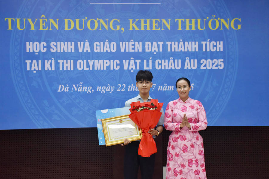 La Sra. Nguyen Thi Anh Thi, vicepresidenta del Comité Popular de la ciudad de Da Nang (derecha), presentó flores y otorgó un Certificado de Mérito a Cap Kim Hoang Bao. da-nang-tuyen-duong-hs-gioi-quoc-te.jpg
