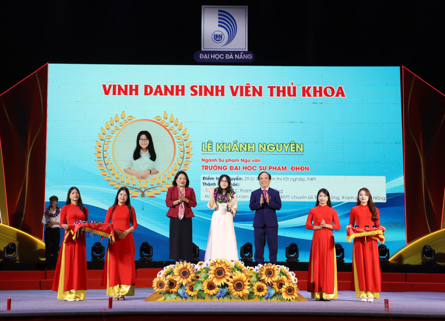 Vinh danh Thủ khoa là Chương trình truyền thống, thường niên của Đại học Đà Nẵng lan tỏa ý nghĩa khuyến học, khuyến tài.