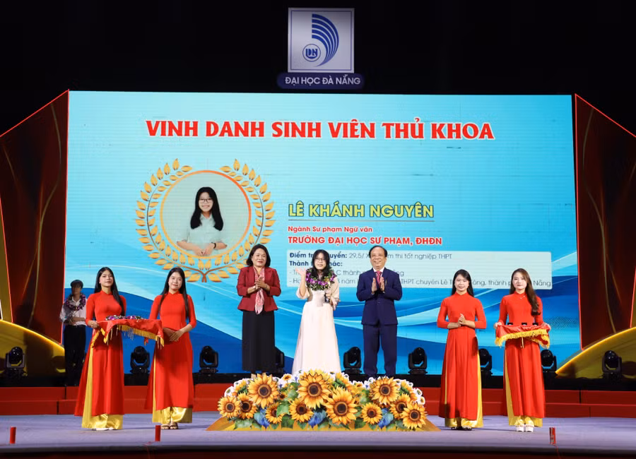 Vinh danh Thủ khoa là Chương trình truyền thống, thường niên của Đại học Đà Nẵng lan tỏa ý nghĩa khuyến học, khuyến tài.