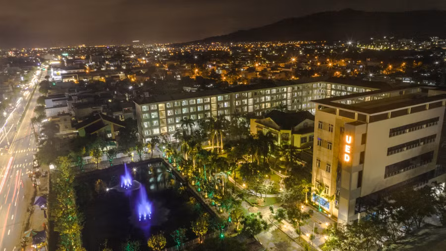 Ký túc xá Trường Đại học Sư phạm, Đại học Đà Nẵng mở cửa xuyên đêm để SV di chuyển vào trú bão. 