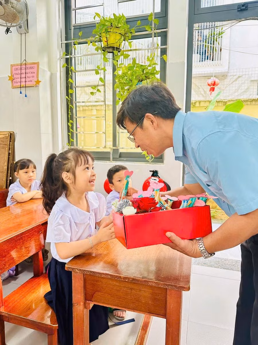 Tặng quà cho HS lớp Một.jpg