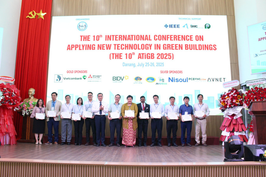Đại diện Trường Đại học Sư phạm Kỹ thuật, Đại học Đà Nẵng trao Giấy chứng nhận cho các nhà khoa học có nhiều công trình tham gia ATiGB trong 10 năm qua. su-pham-ky-thuat-da-nang.jpg