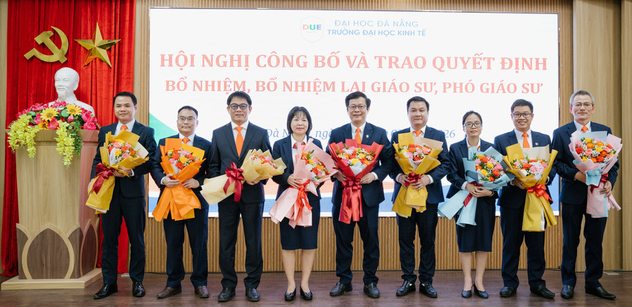 Trường Đại học Kinh tế - Đại học Đà Nẵng trao quyết định bổ nhiệm, bổ nhiệm lại chức danh giáo sư, phó giáo sư năm 2025.