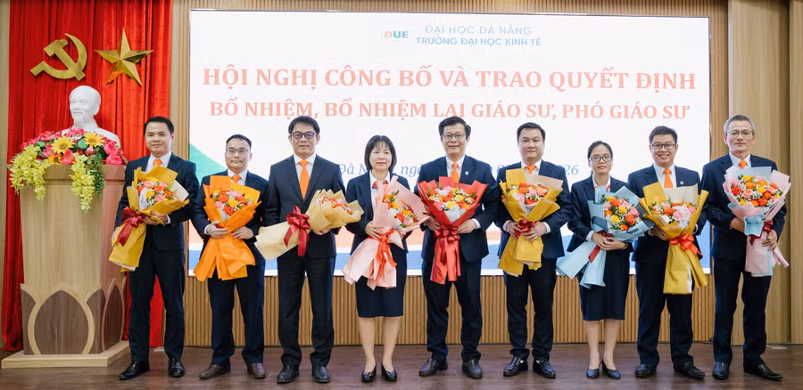 Trường Đại học Kinh tế - Đại học Đà Nẵng trao quyết định bổ nhiệm, bổ nhiệm lại chức danh giáo sư, phó giáo sư năm 2025.