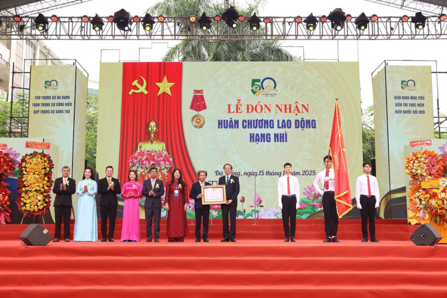 Thứ trưởng Bộ GD&ĐT Phạm Ngọc Thưởng thừa ủy quyền trao tặng Huân chương Lao động hạng Nhì cho tập thể Trường Đại học Sư phạm, Đại học Đà Nẵng.